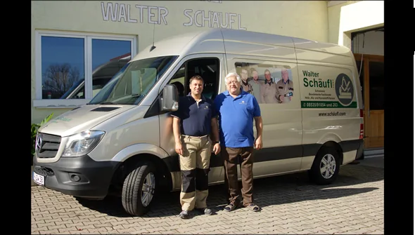Walter Schäufl Team vor dem Firmenfahrzeug vor dem Betriebsgebäude